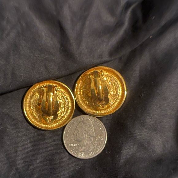 Chanel 24k Gold Plated Vintage (1980s) Clip Earrings - Picture 4 of 7